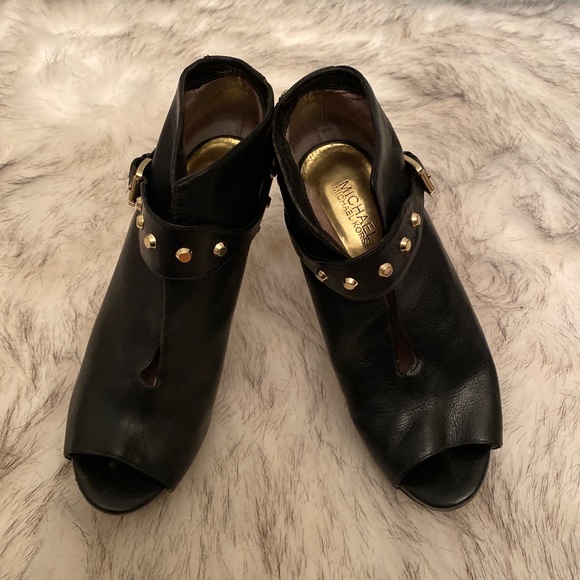 MICHAEL KORS BLACK LEATHER STUDDED PLATFORM HEELS/BOOTIES…SIZE 8M - Picture 3 of 11